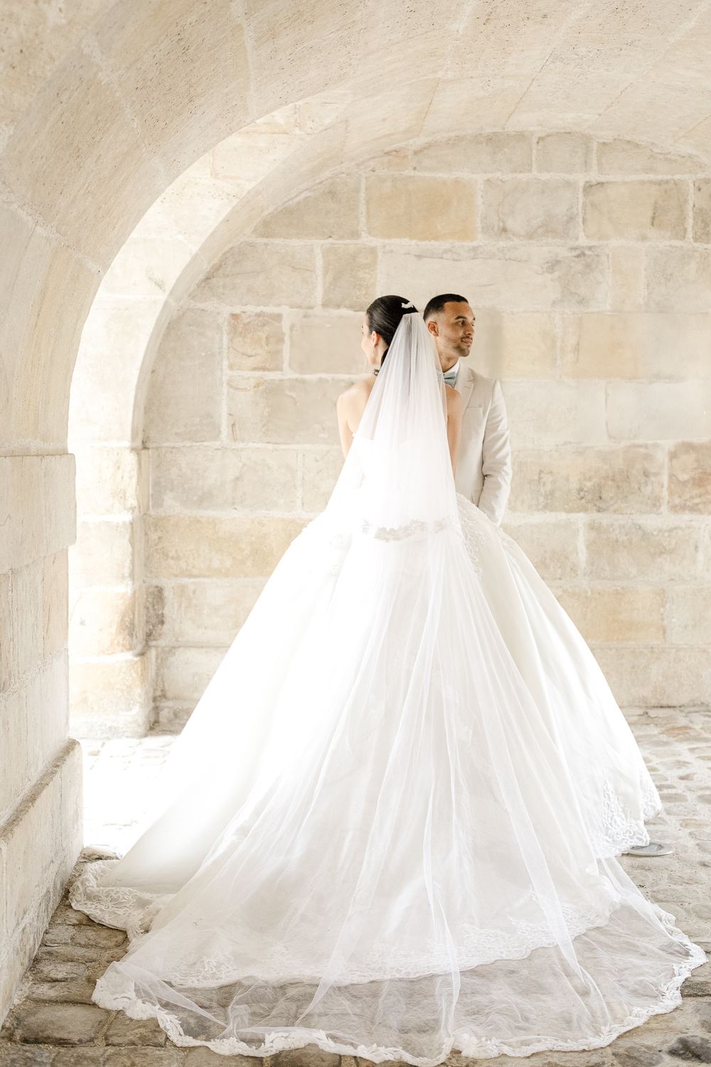 Photographe de mariage capturant des instants sincères et intemporels avec une approche artistique, élégante et naturelle.