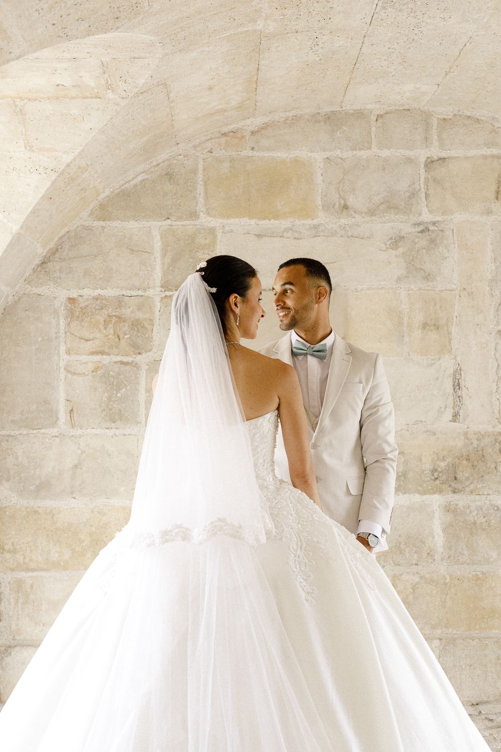 Photographe de mariage capturant des instants sincères et intemporels avec une approche artistique, élégante et naturelle.