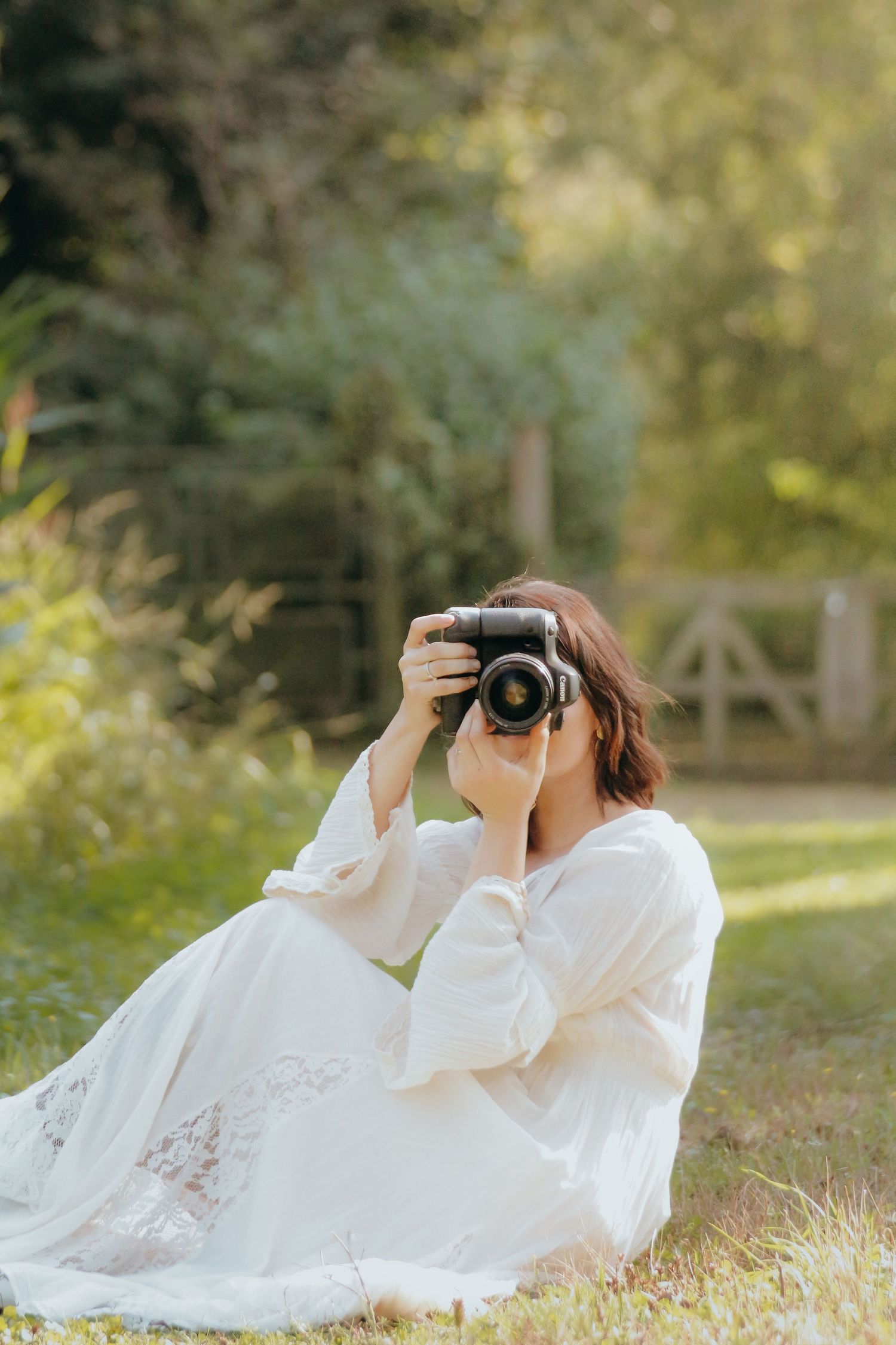 Séance photo en pleine nature avec Rafalshoot, capturant des portraits authentiques et lumineux dans un cadre naturel et serein.