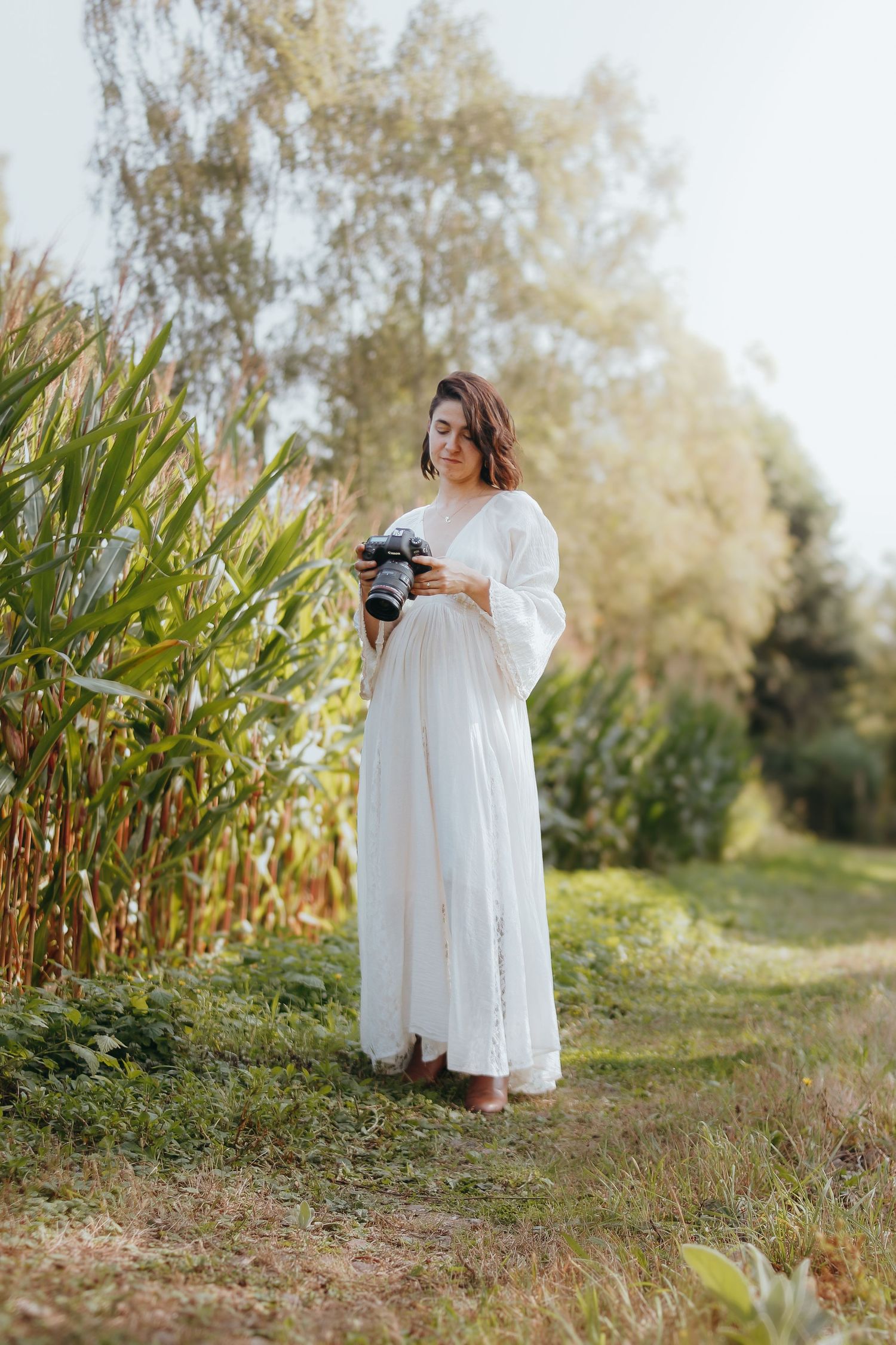 Séance photo en pleine nature avec Rafalshoot, capturant des portraits authentiques et lumineux dans un cadre naturel et serein.