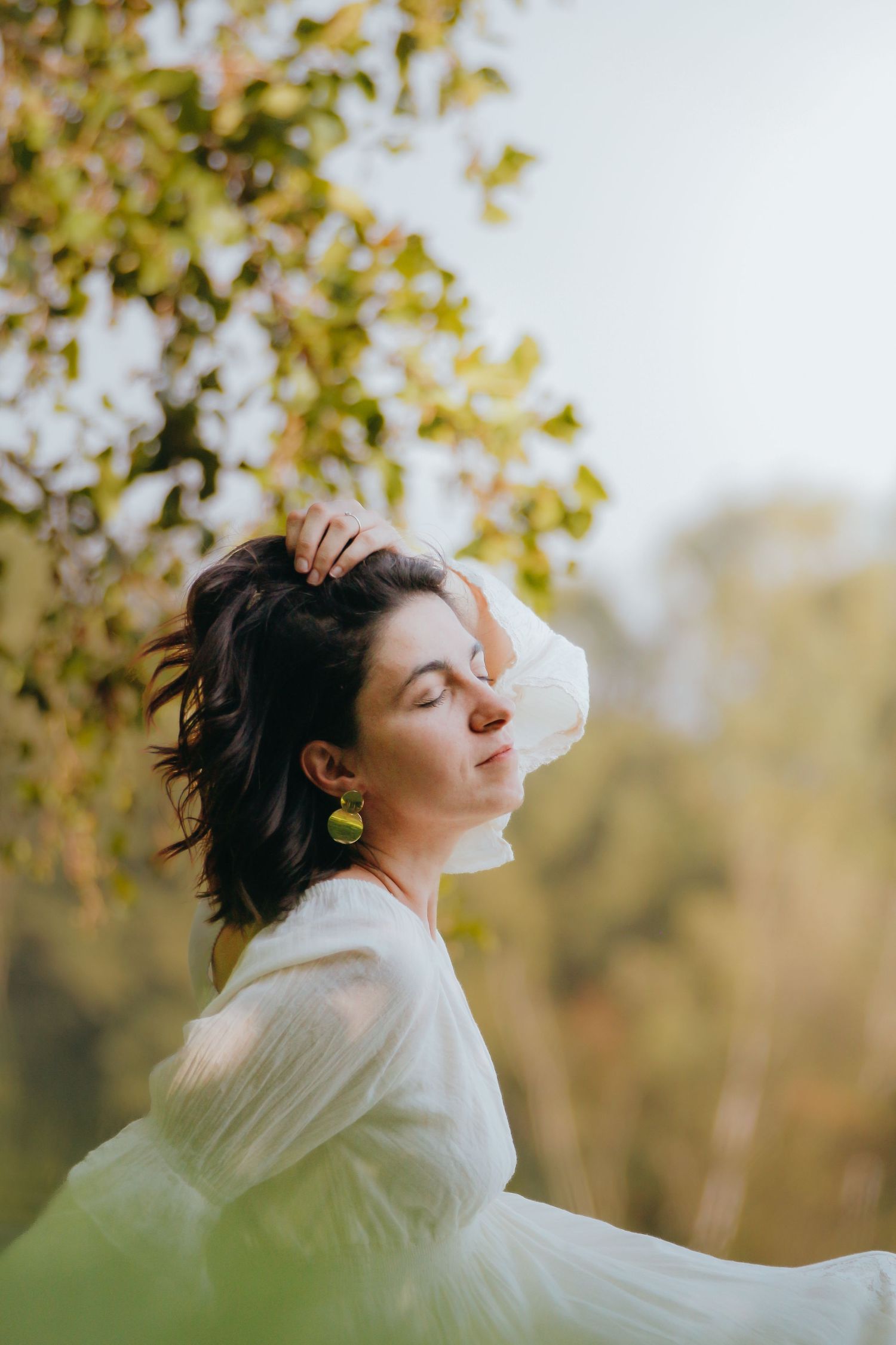Séance photo en pleine nature avec Rafalshoot, capturant des portraits authentiques et lumineux dans un cadre naturel et serein.