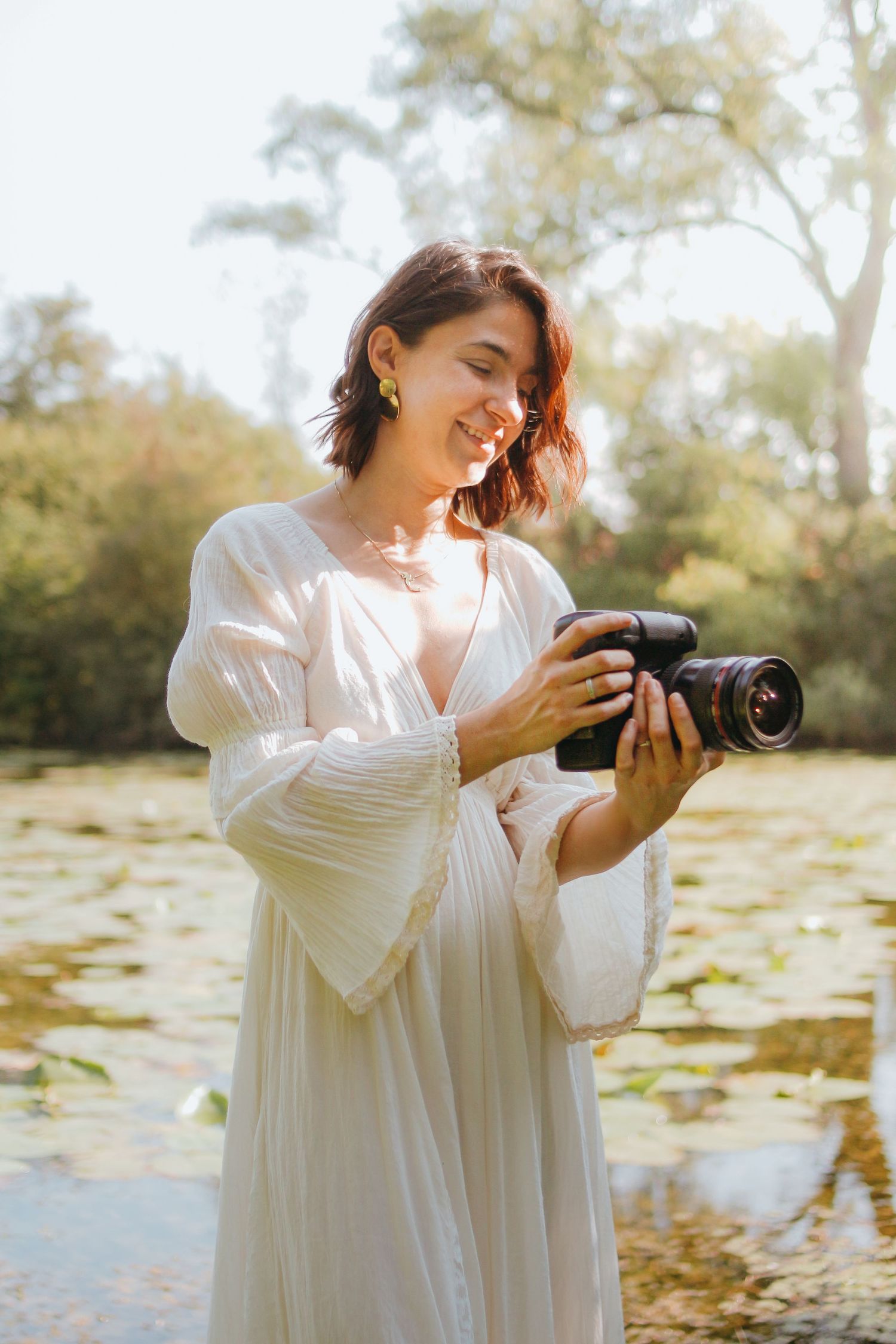 Séance photo en pleine nature avec Rafalshoot, capturant des portraits authentiques et lumineux dans un cadre naturel et serein.