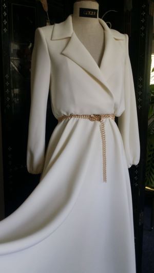 Weisses Seidenkleid an einer Schneiderbüste