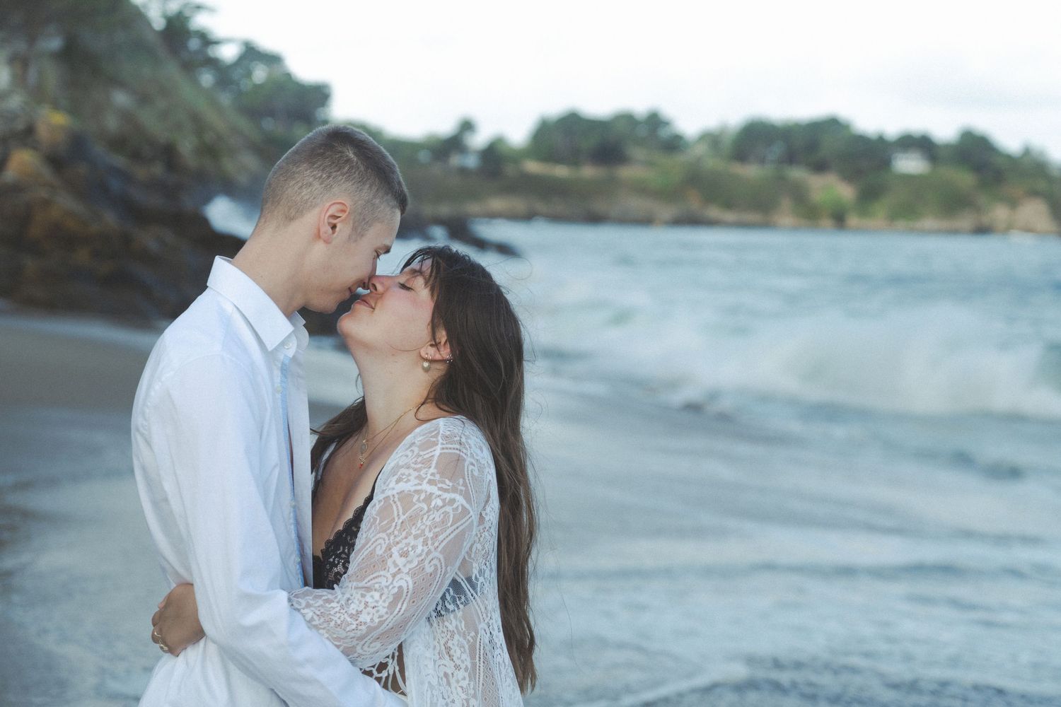 Séance couple qui s'embrasse sur la plage Dinard