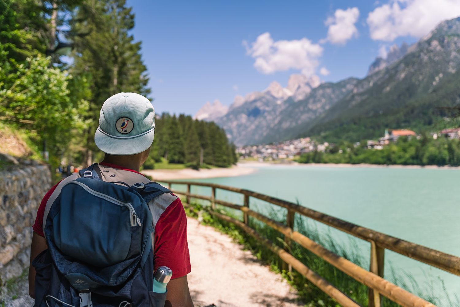 randonneur au bord du lago di auronzo dans les dolomites