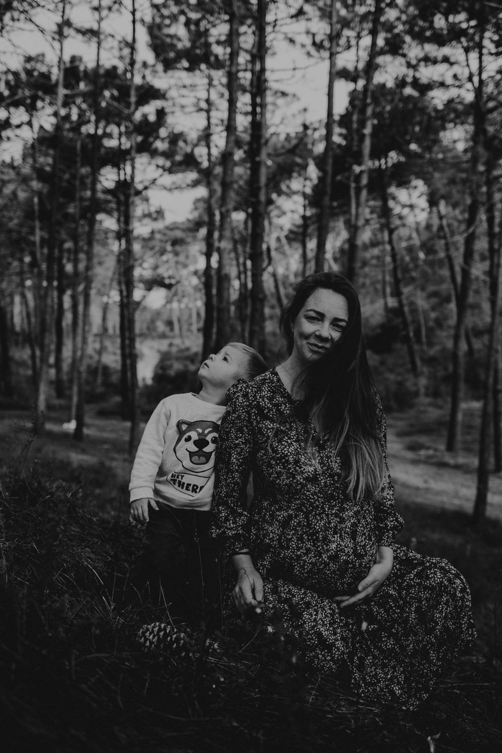mãe e filho durante momento de afeto, foto preto e branco na natureza em sessão fotográfica de família em Alcobaça Portugal