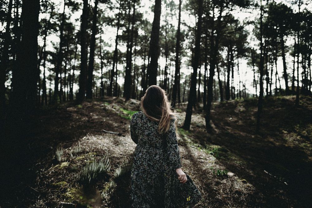 Mulher grávida caminha na floresta em Alcobaça durante sessão fotográfica de gestantes em Alcobaça