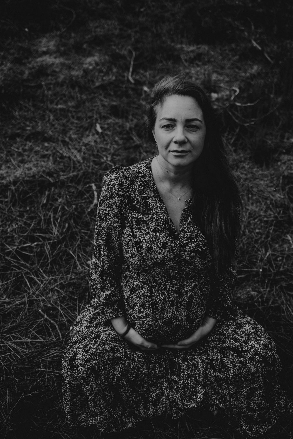 foto preto e branco na floresta  de grávida com a mão na barriga em sessão fotográfica de gestantes em Alcobaça Portugal