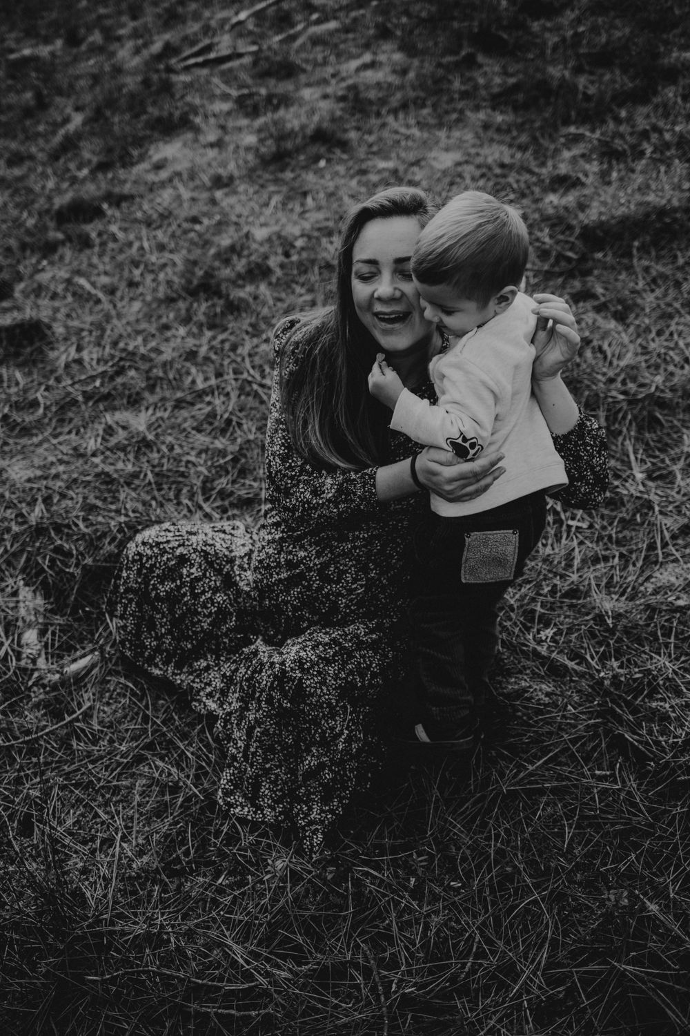 mãe e filho durante momento de afeto, foto preto e branco na natureza em sessão fotográfica de família em Alcobaça  Portugal
