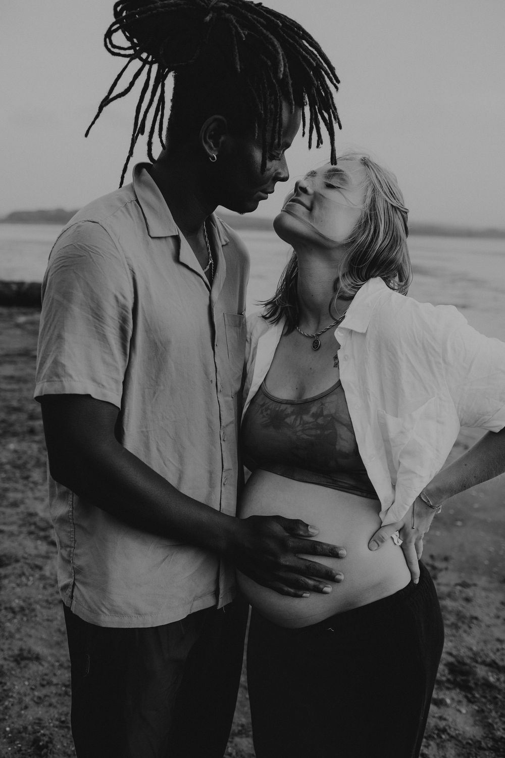 sessão de grávida, foto do casal em preto e branco na lagoa de Óbidos