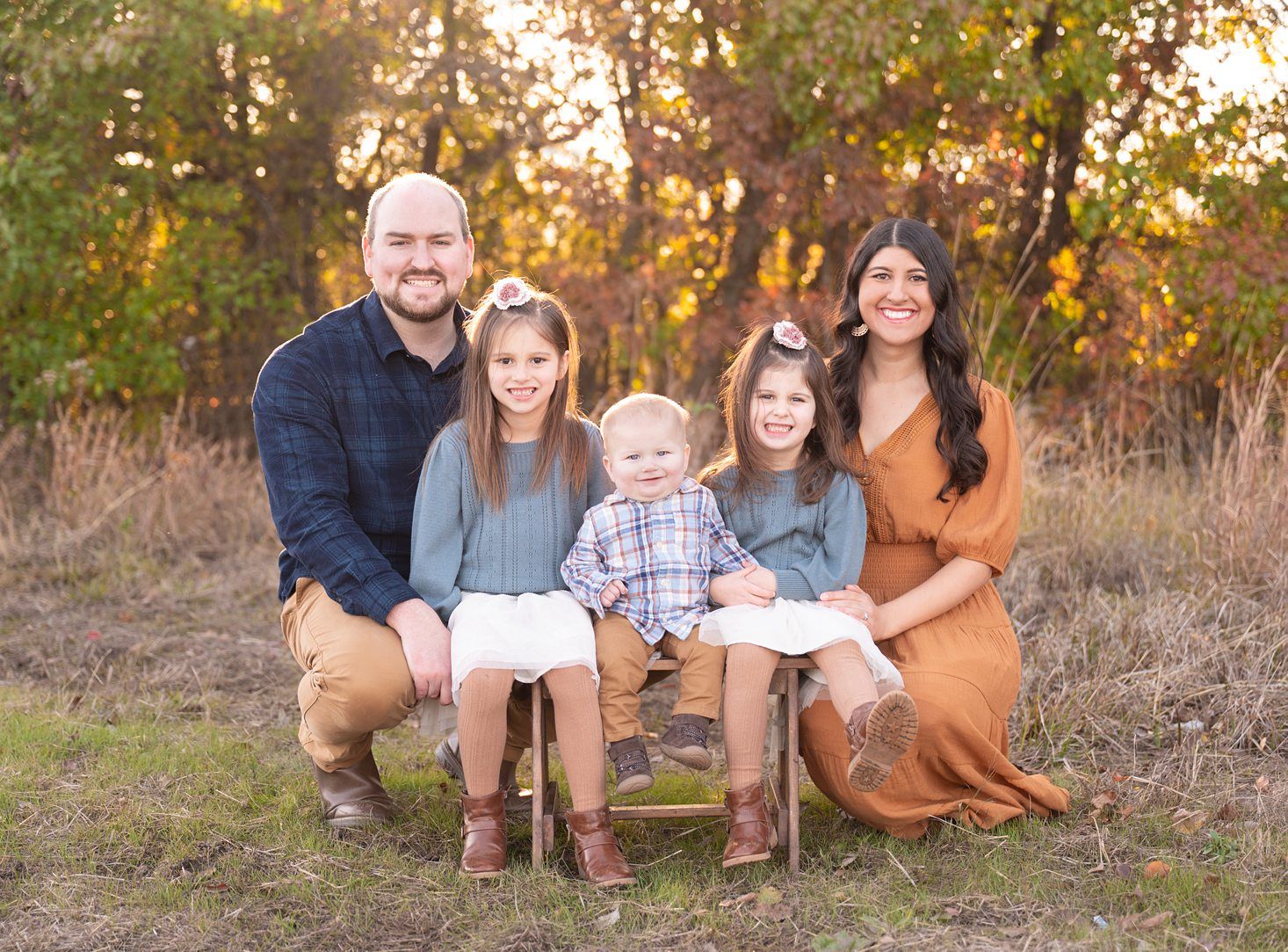 Large extended family session in fall by Bartlesville Family photographer Kristi Bray
