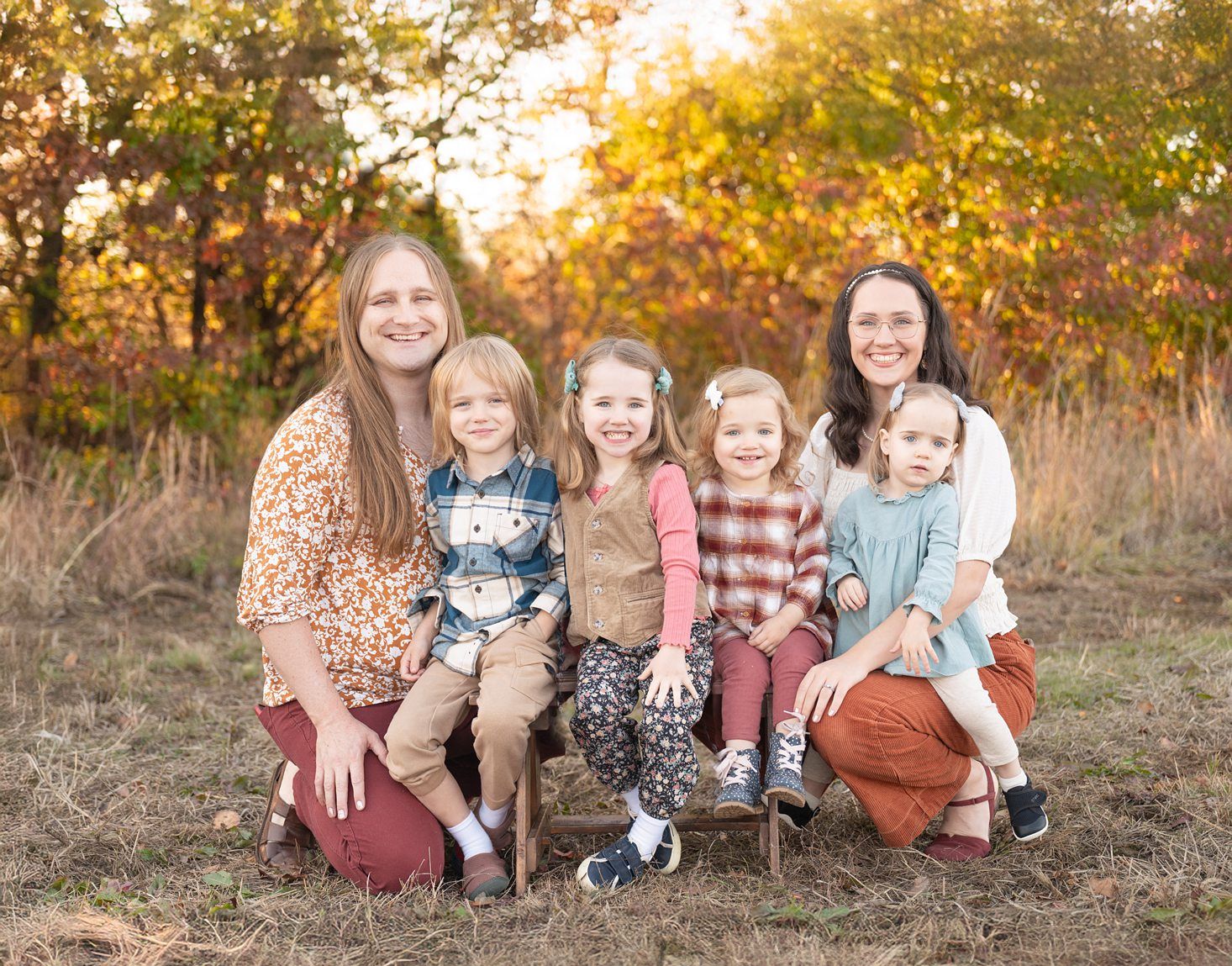 Large extended family session in fall by Bartlesville Family photographer Kristi Bray