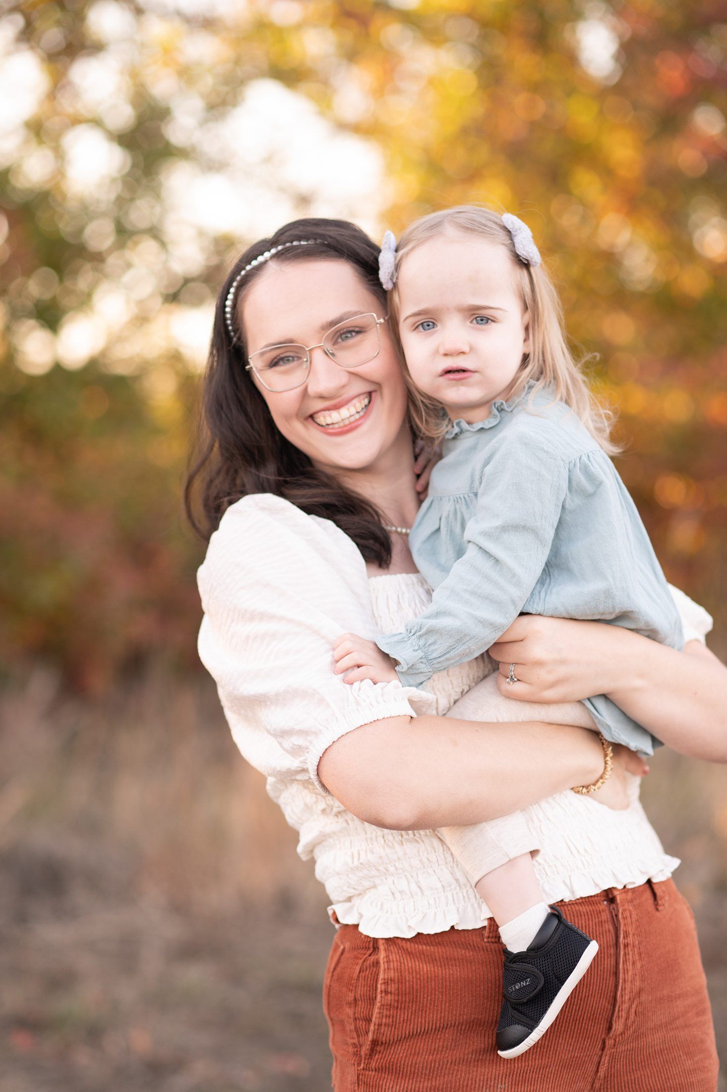 Large extended family session in fall by Bartlesville Family photographer Kristi Bray
