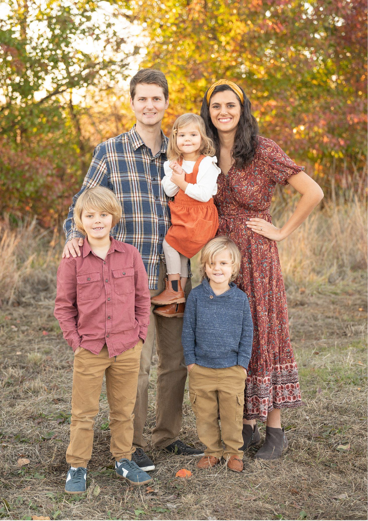 Large extended family session in fall by Bartlesville Family photographer Kristi Bray