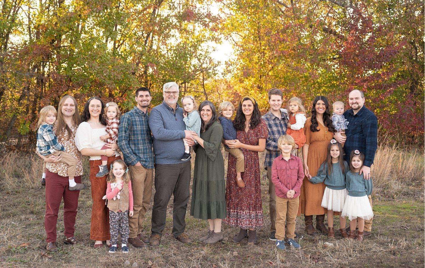 Large extended family session in fall by Bartlesville Family photographer Kristi Bray