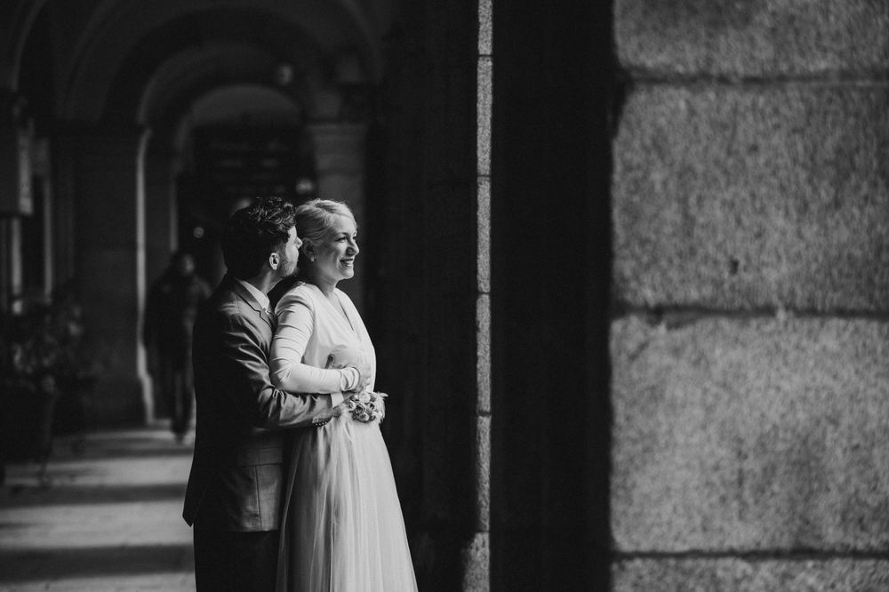 Pareja de novios en la Plaza Mayor de Madrid
