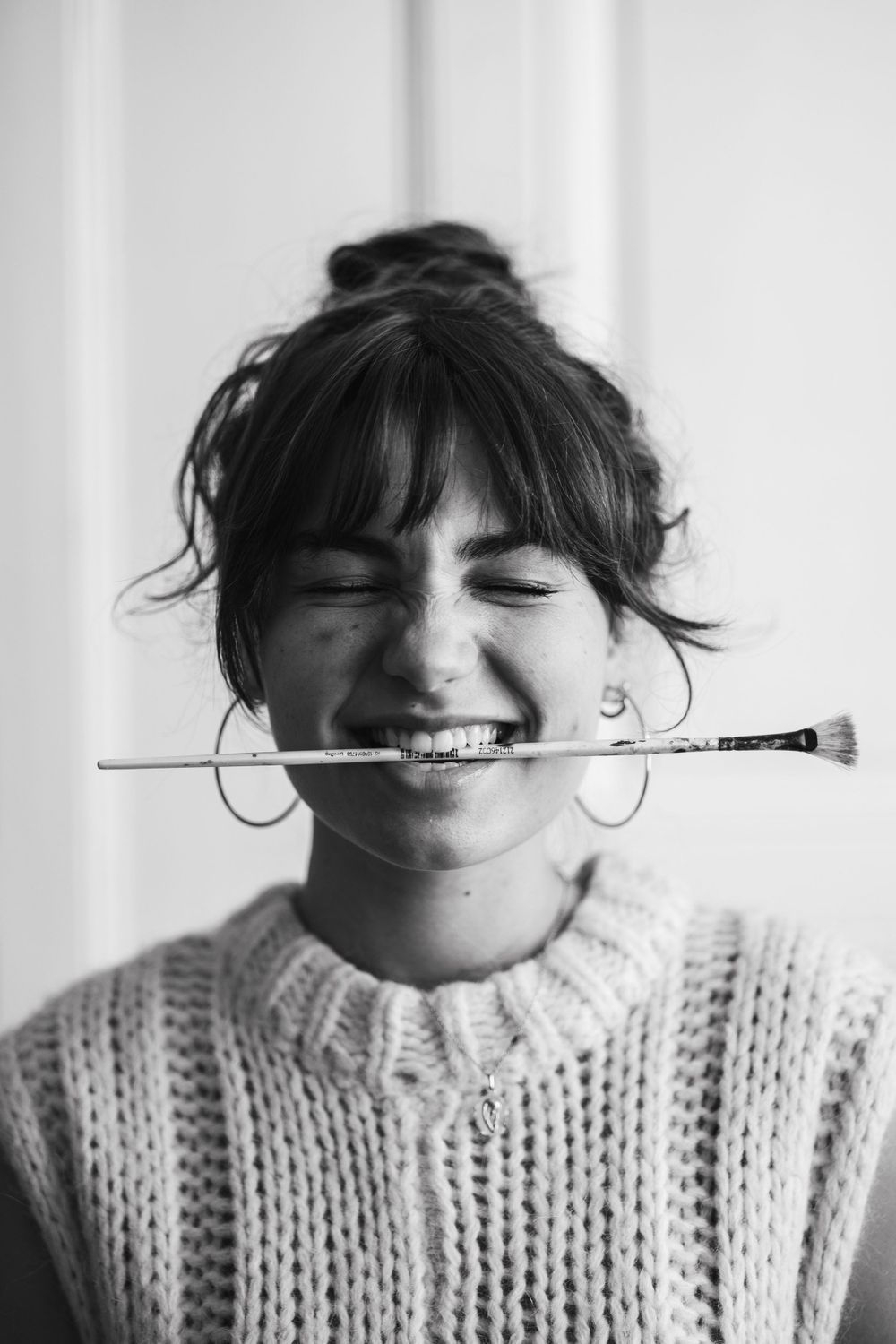 Portrait artiste peintre lumière naturelle ambiance atelier Pays Basque
