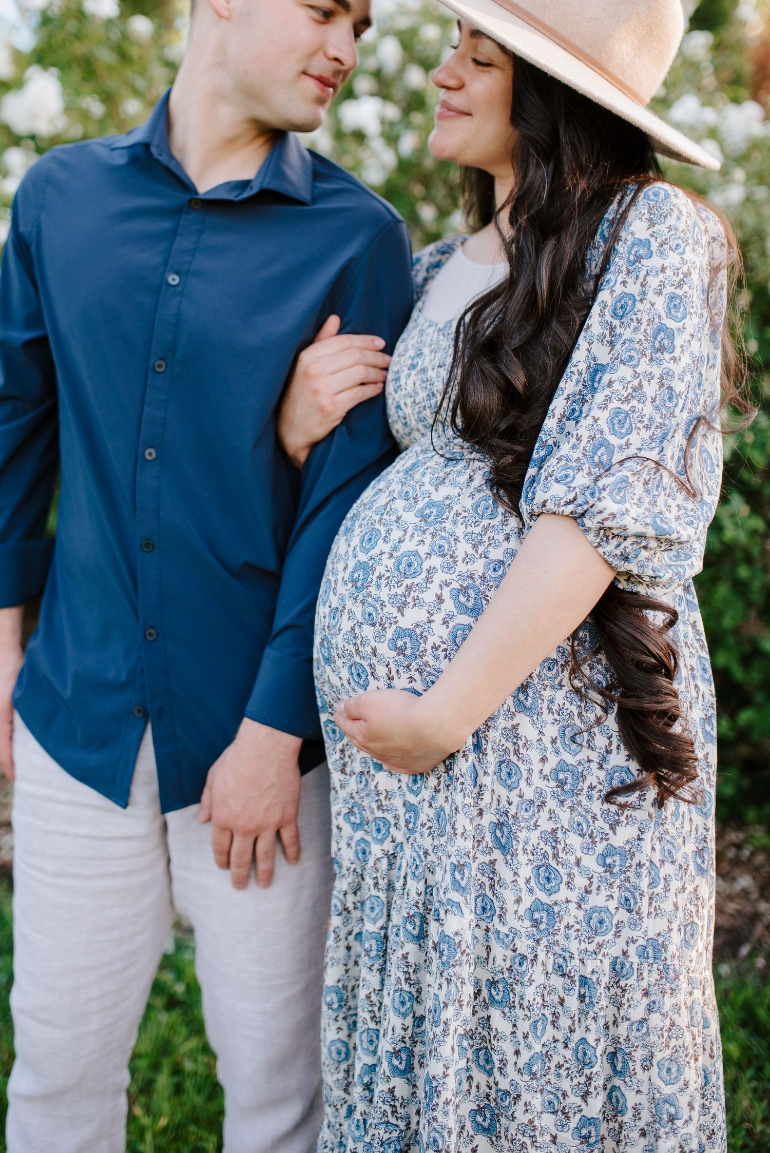 Maternity pregnancy photo session in Sedgwick County Park, family pictures in Wichita, KS, by Jessica Nadine Photography