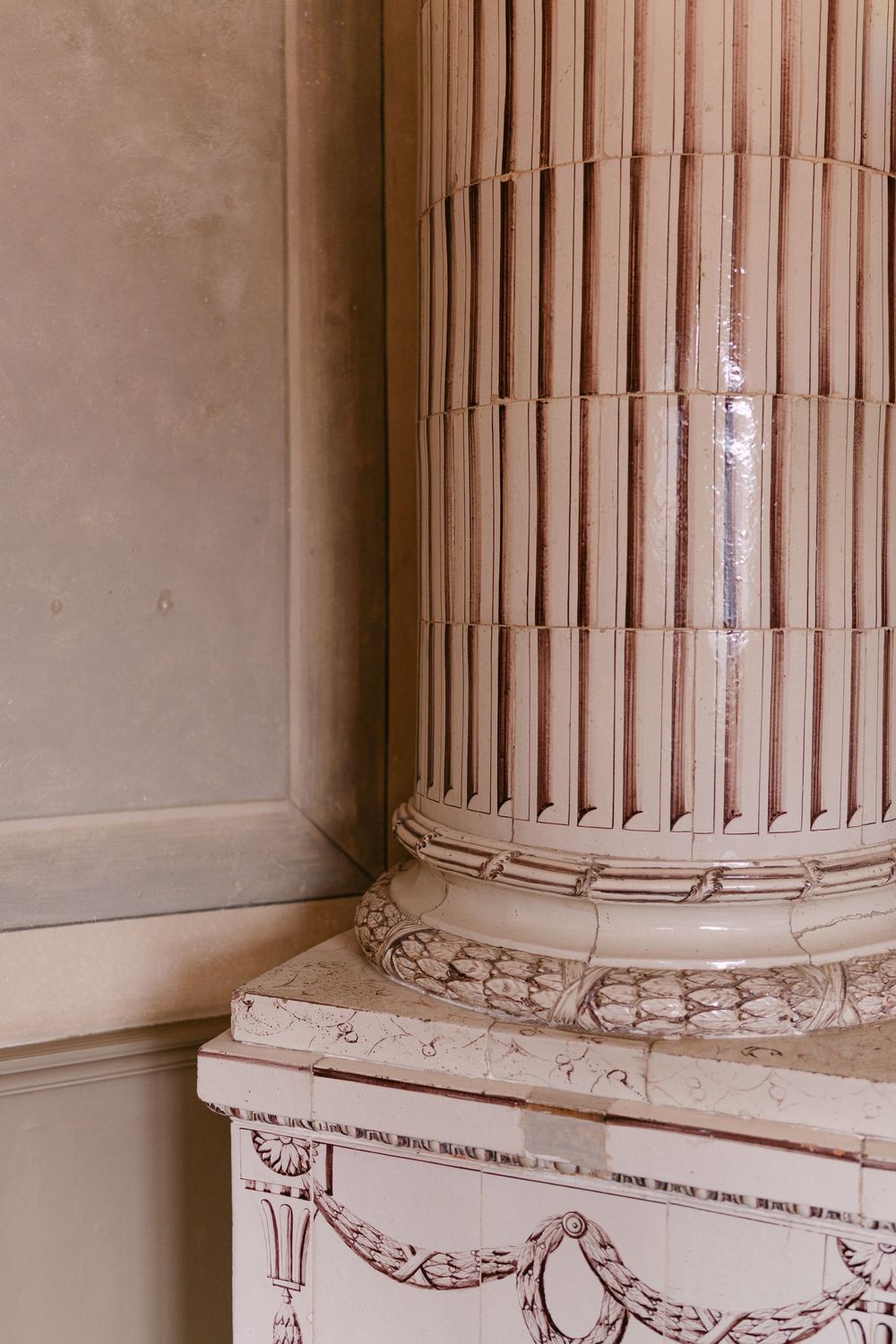 Close-up of an ornate classical fluted marble column with decorative base featuring carved garland motifs.  Borgerlig vigsel i Karlskrona