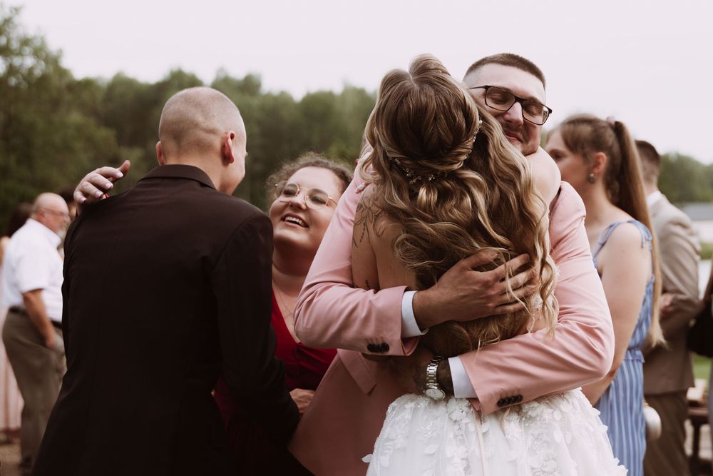 Wzruszające chwile po ceremonii w ogrodzie