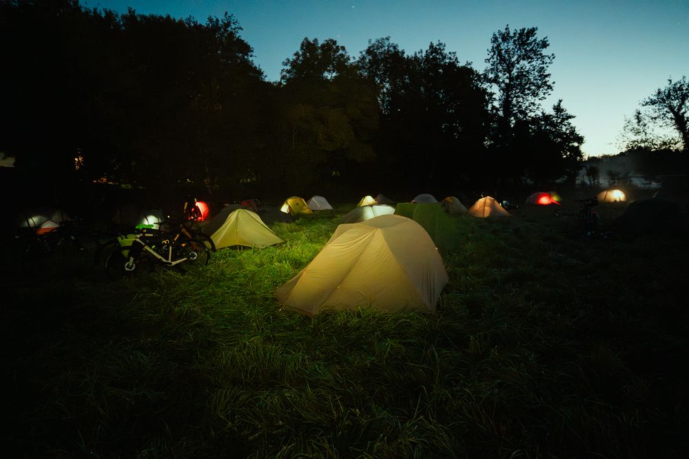 un campement bivouac une soirée bikepacking