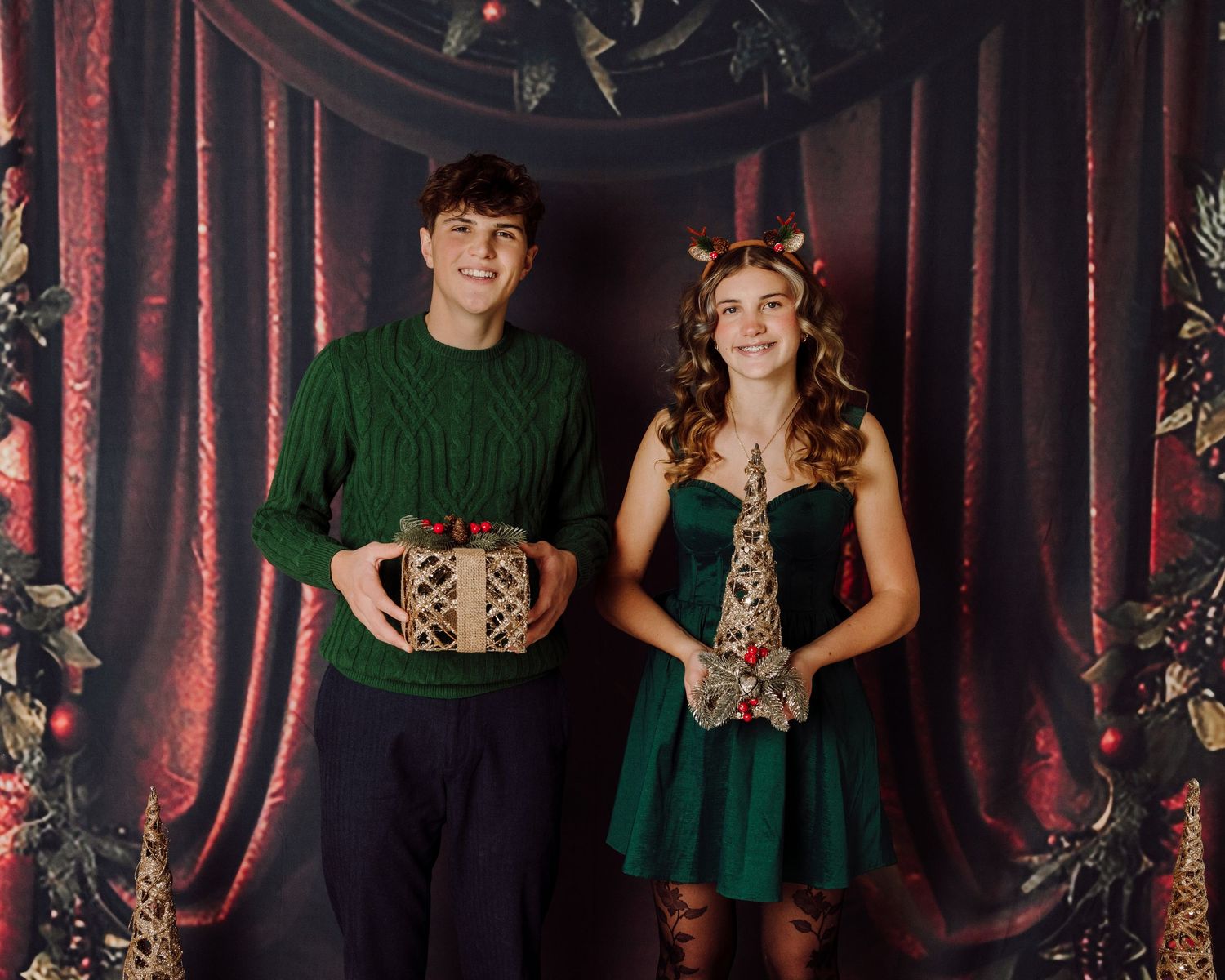 holiday photo session, holiday portraits, holiday mini session, cute holiday sets, christmas cards, christmas photo shoot, holiday cards