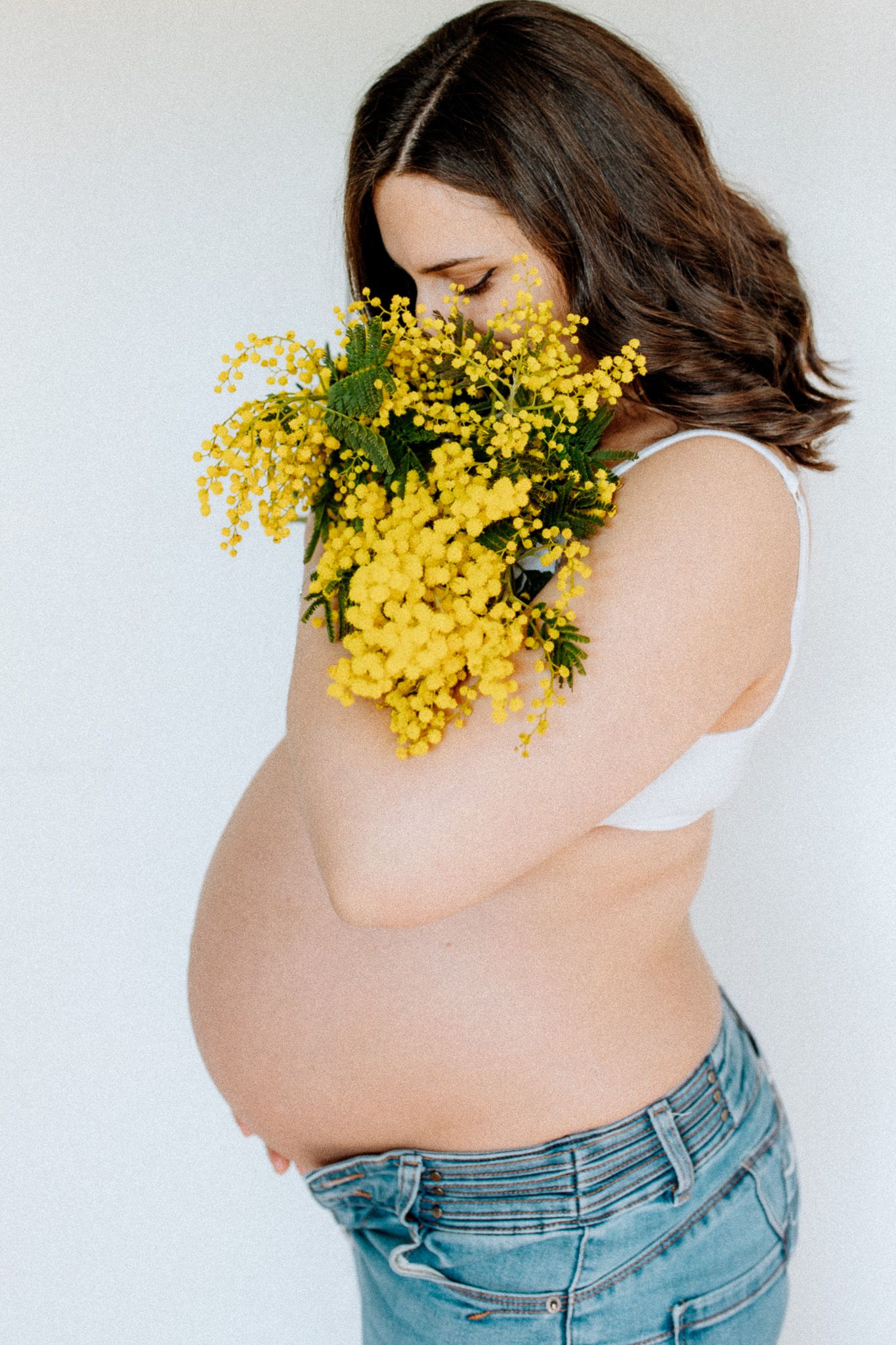 Photographe grossesse Yvelines – séance mimosa à domicile