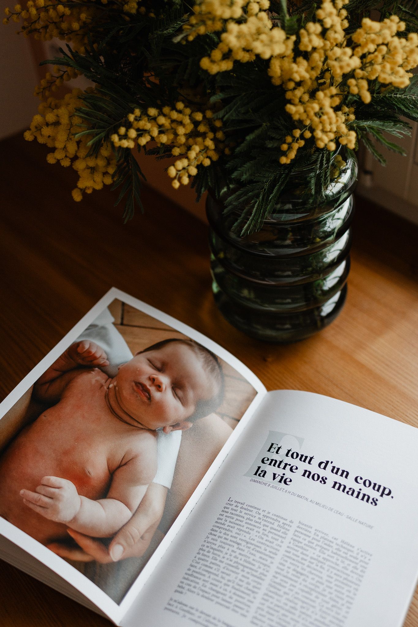 Detail d'un livre de naissance artisanal, cadeau de naissance durable et intime