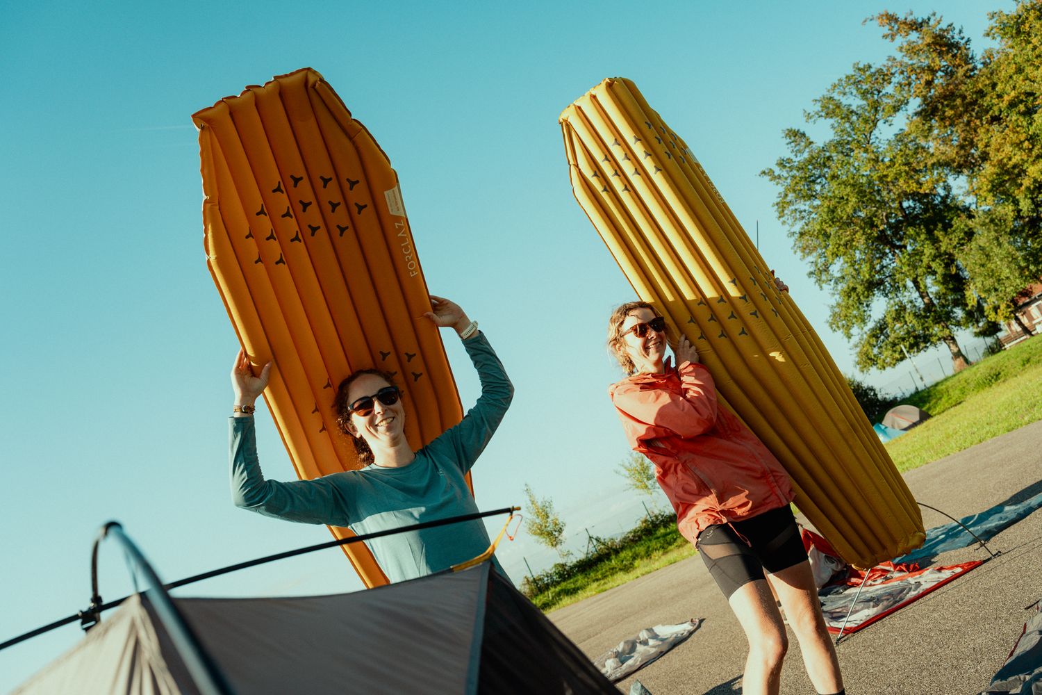 Image de personnes heureuses en bikapacking bivouak, 2 hommes et 1 femme au soleil