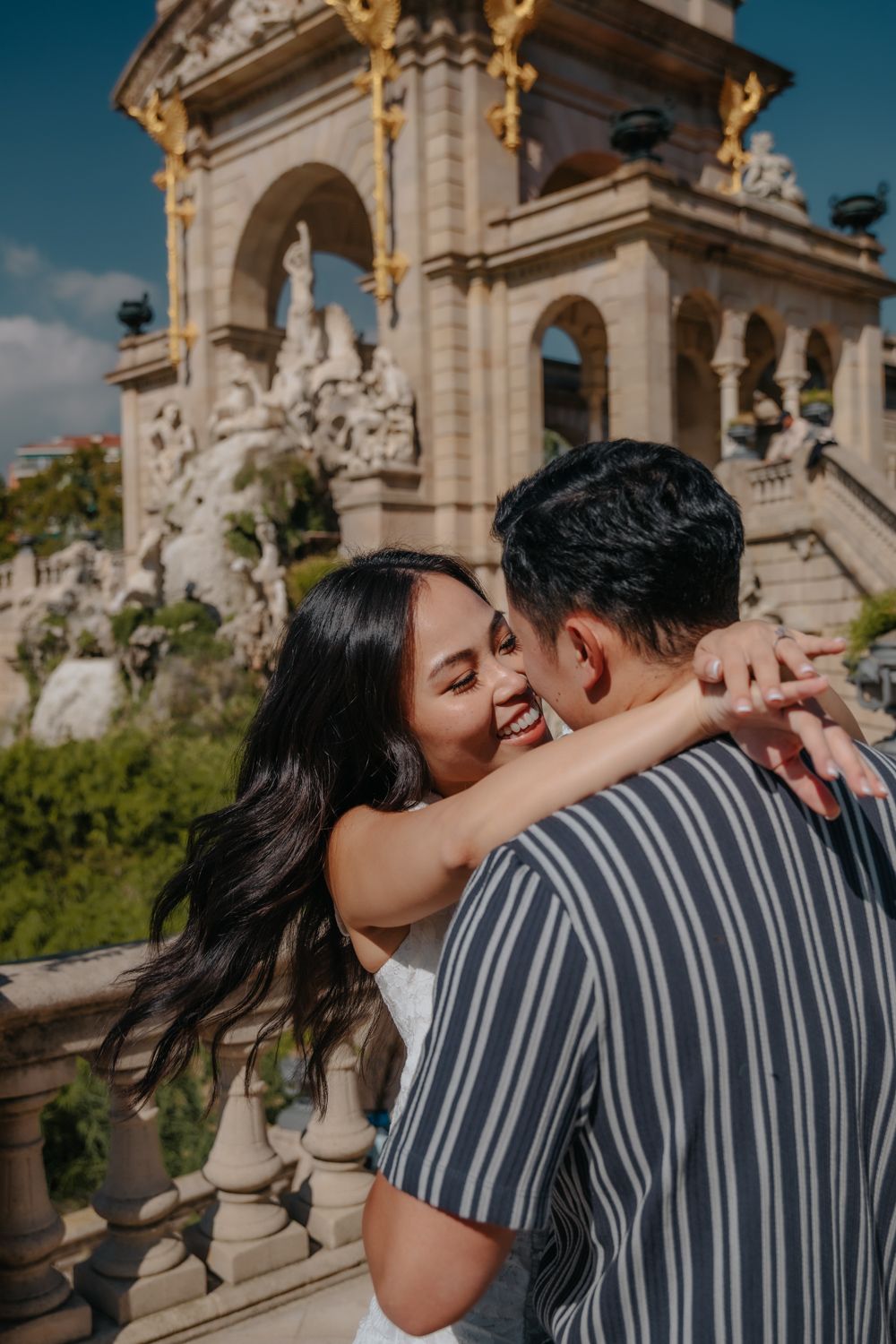 sunny October morning engagement photoshoot in Barcelona city center.