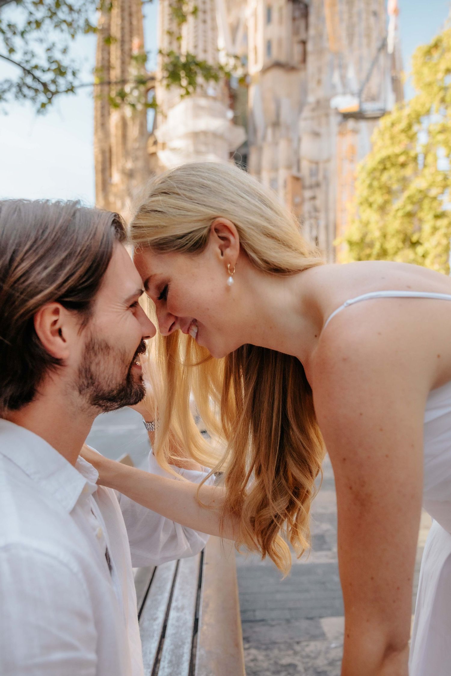 Elegant couple posing naturally without stiffness in Barcelona.