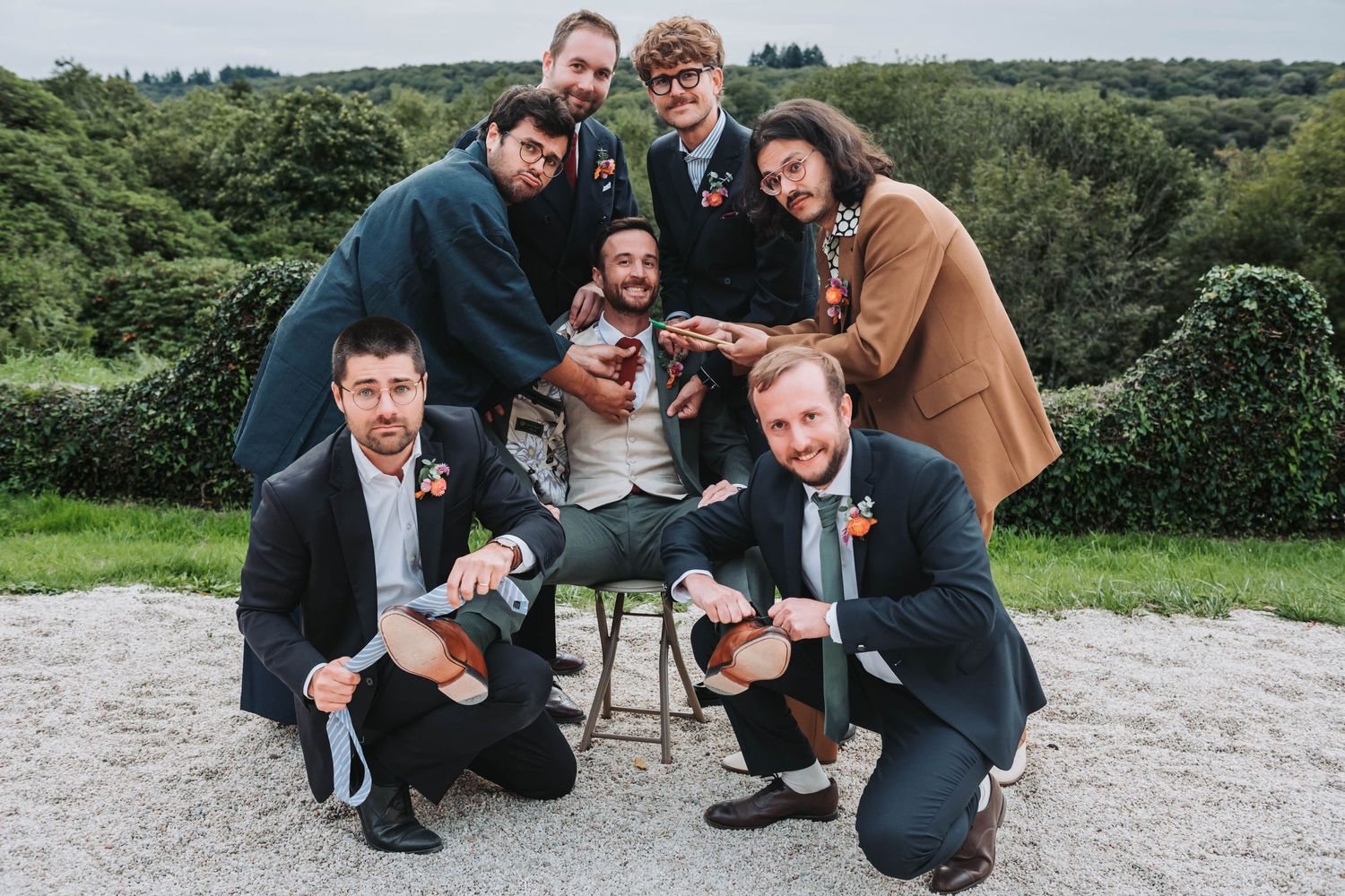 Groupe d’amis réunis en extérieur, ambiance complice et spontanée lors d’un mariage en Bretagne.
