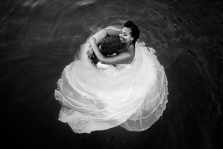 Photo artistique en noir et blanc d’une mariée en robe fluide, séance “trash the dress” en Bretagne.