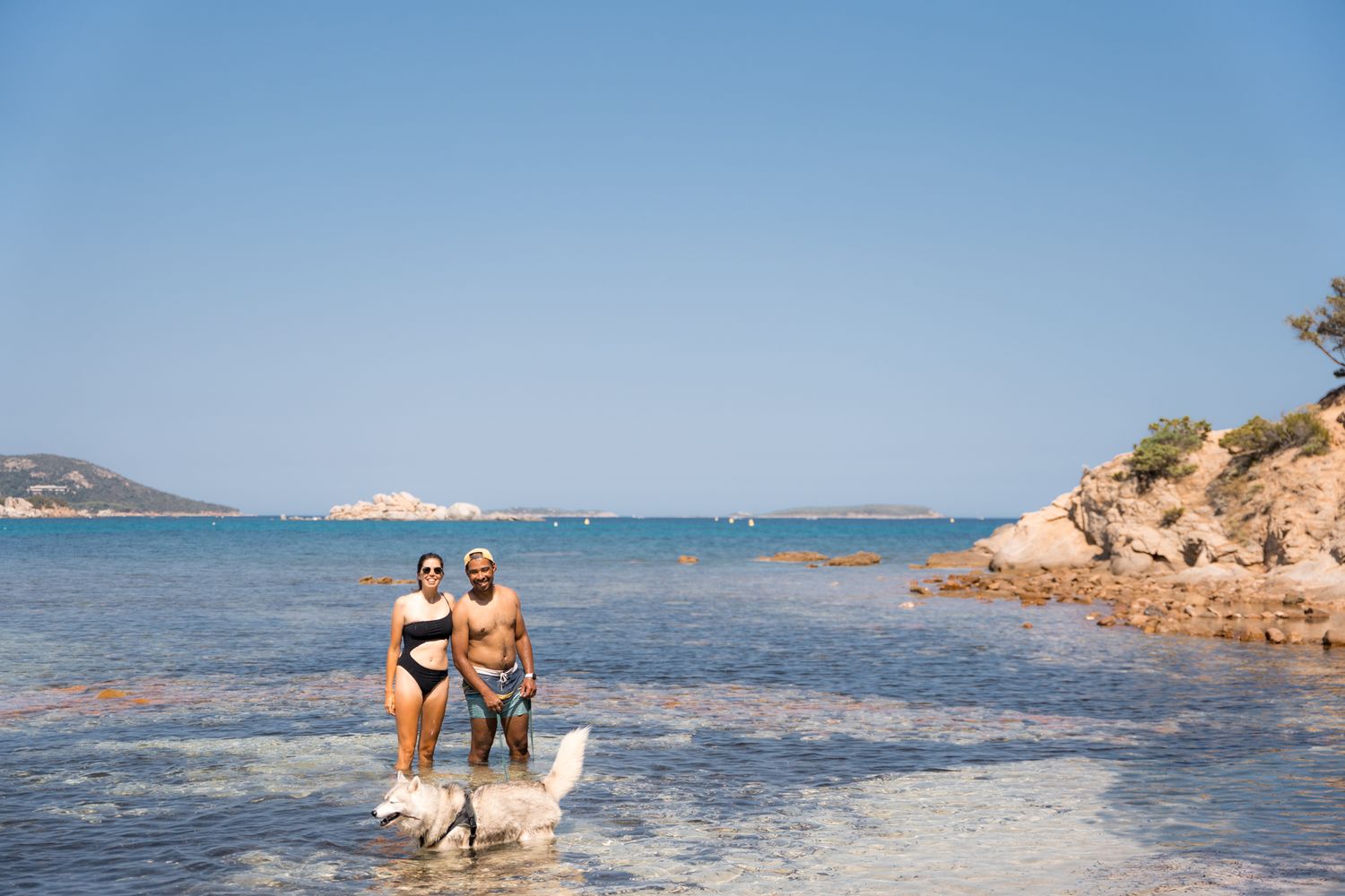 couple de baigneurs à la plage d'acciaghju à porto-vecchio en corse