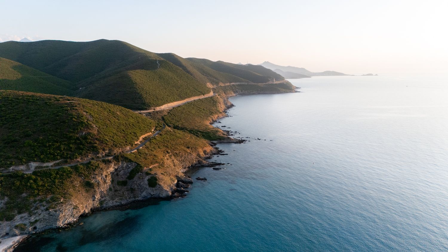 route corse avec mer et montagne proche de la plage de l'ostriconi