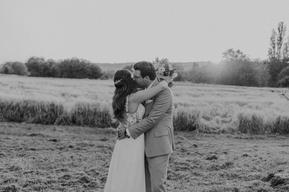 Sunset-Shooting einer Hochzeit im Hofgut Heidesheim, der Bräutigam küsst die Braut auf die Wange.