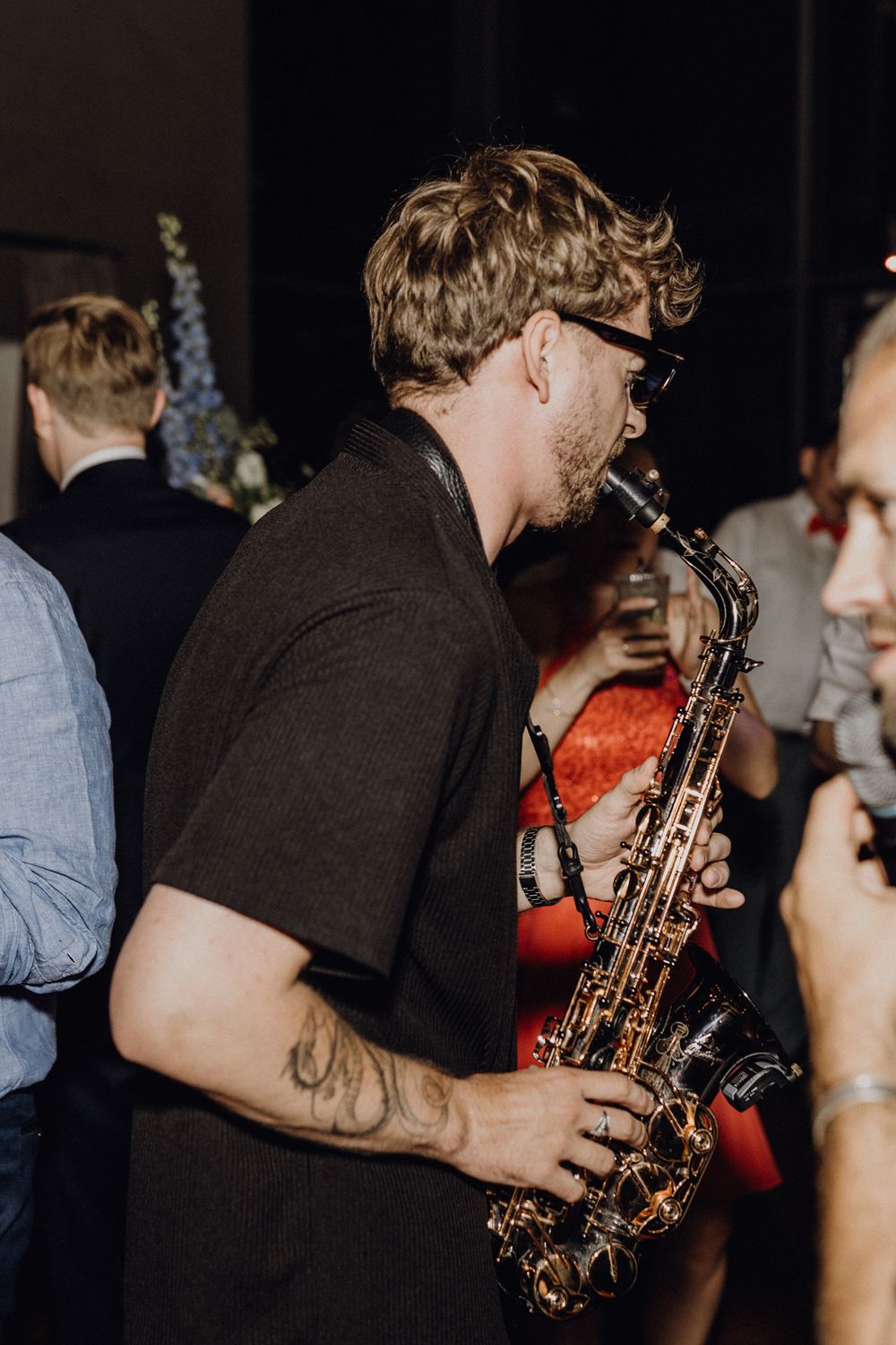 Saxophonist, der für Live-Musik bei der Hochzeitsparty im Hofgut Heidesheim sorgt.