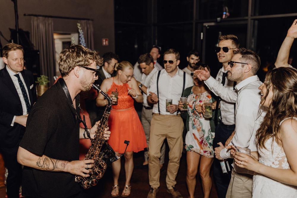 Party im Hofgut Heidesheim, ein Sxophonist spielt in der Gesellschaft und alle feiern dazu.