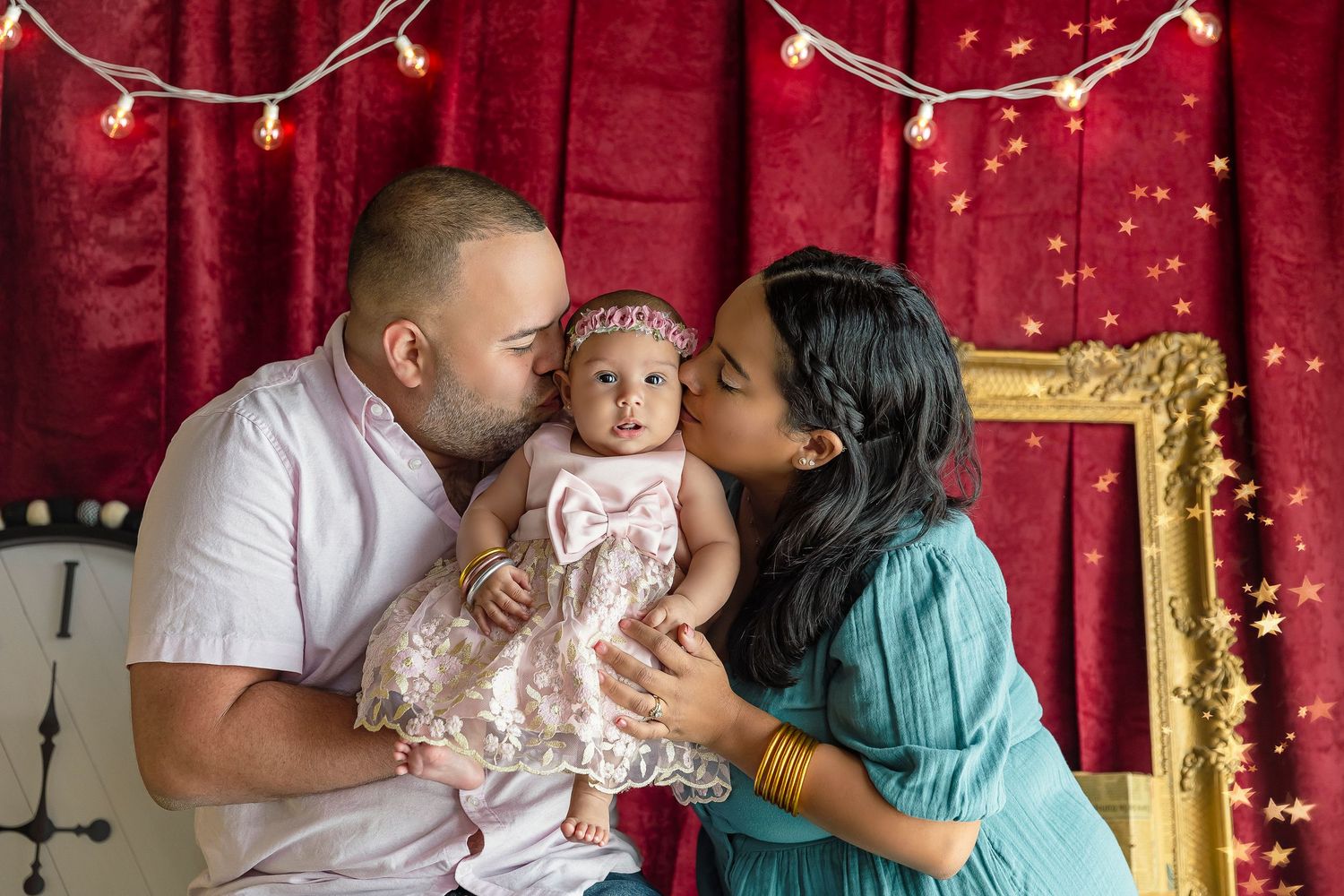 mama y papa le dan un beso en los cachetes a su bebe de 4 meses de nacida