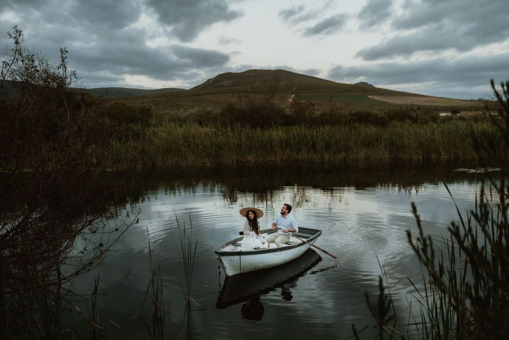 Bride and groom in a boat on a farm dam at De Uijlenes Wedding venue Nightjar