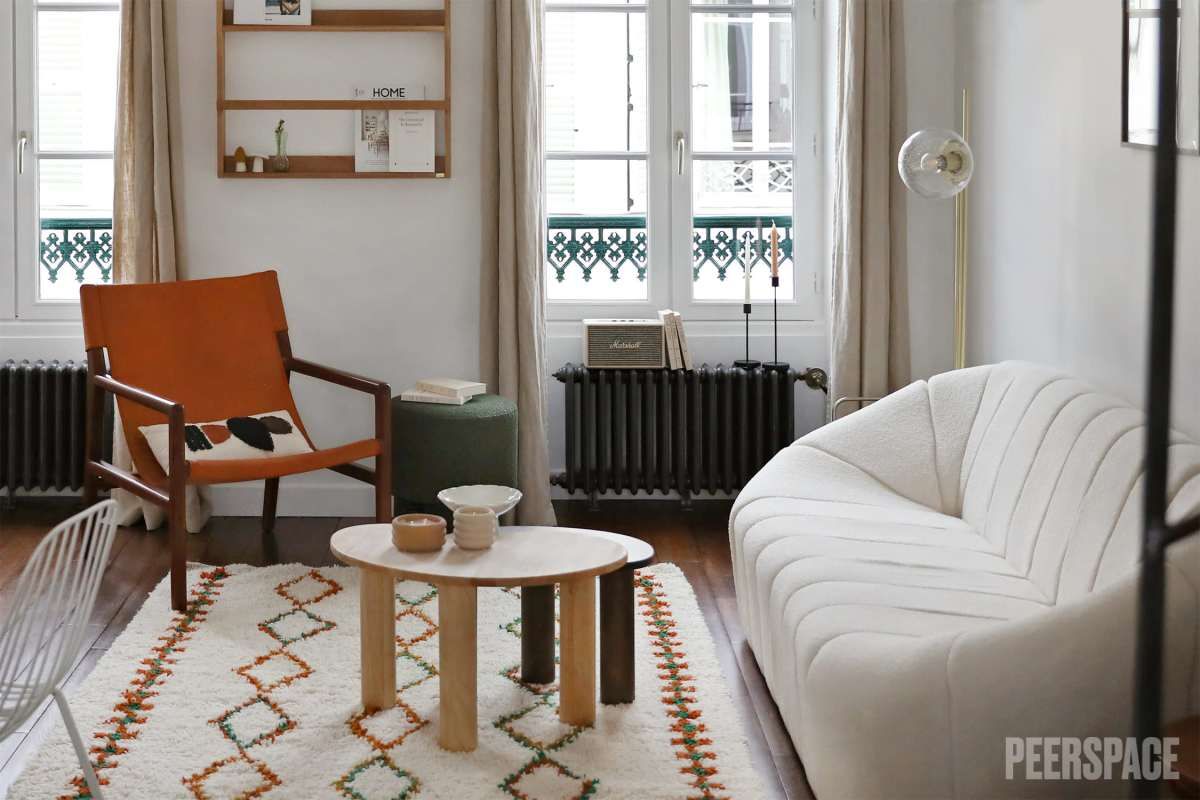 Portrait dans un espace lumineux au design scandinave moderne, parfait pour transmettre une image de marque douce, authentique et inspirante