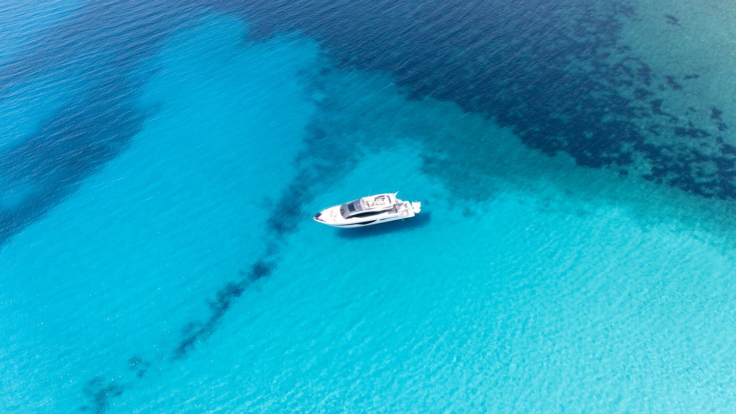 bateau plage de nichiarettu proche de l'île-rousse