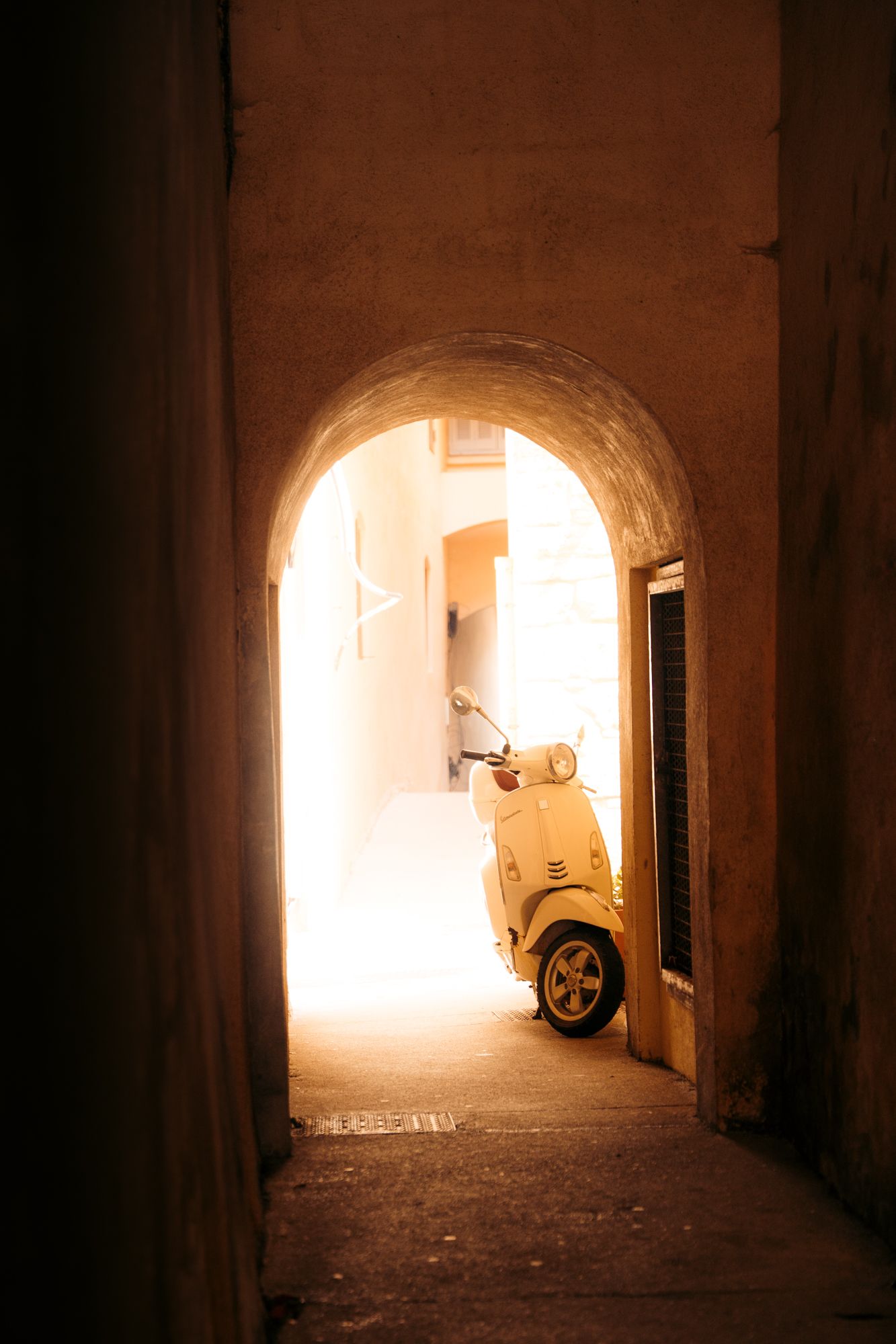 scooter dans une ruelle d'un village corse