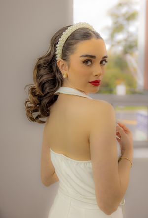 Build a standout modeling portfolio with bold, editorial, and fashion-forward photography. Serving Toronto, Richmond Hill & Vaughan with cre