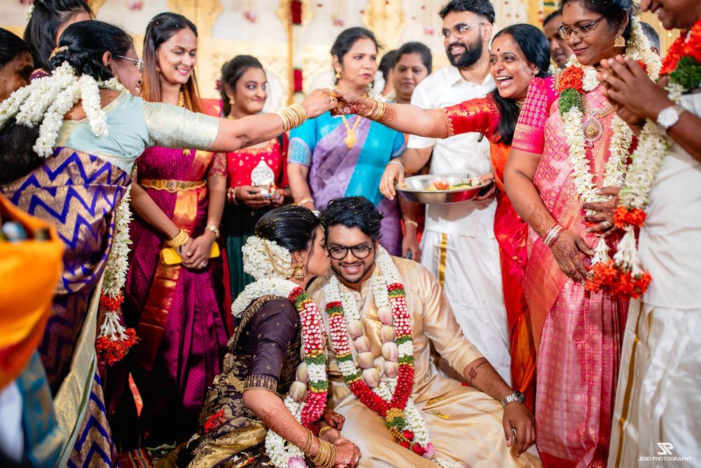 bride-kissing-groom-wedding-venue-singara-mahal-trichy-