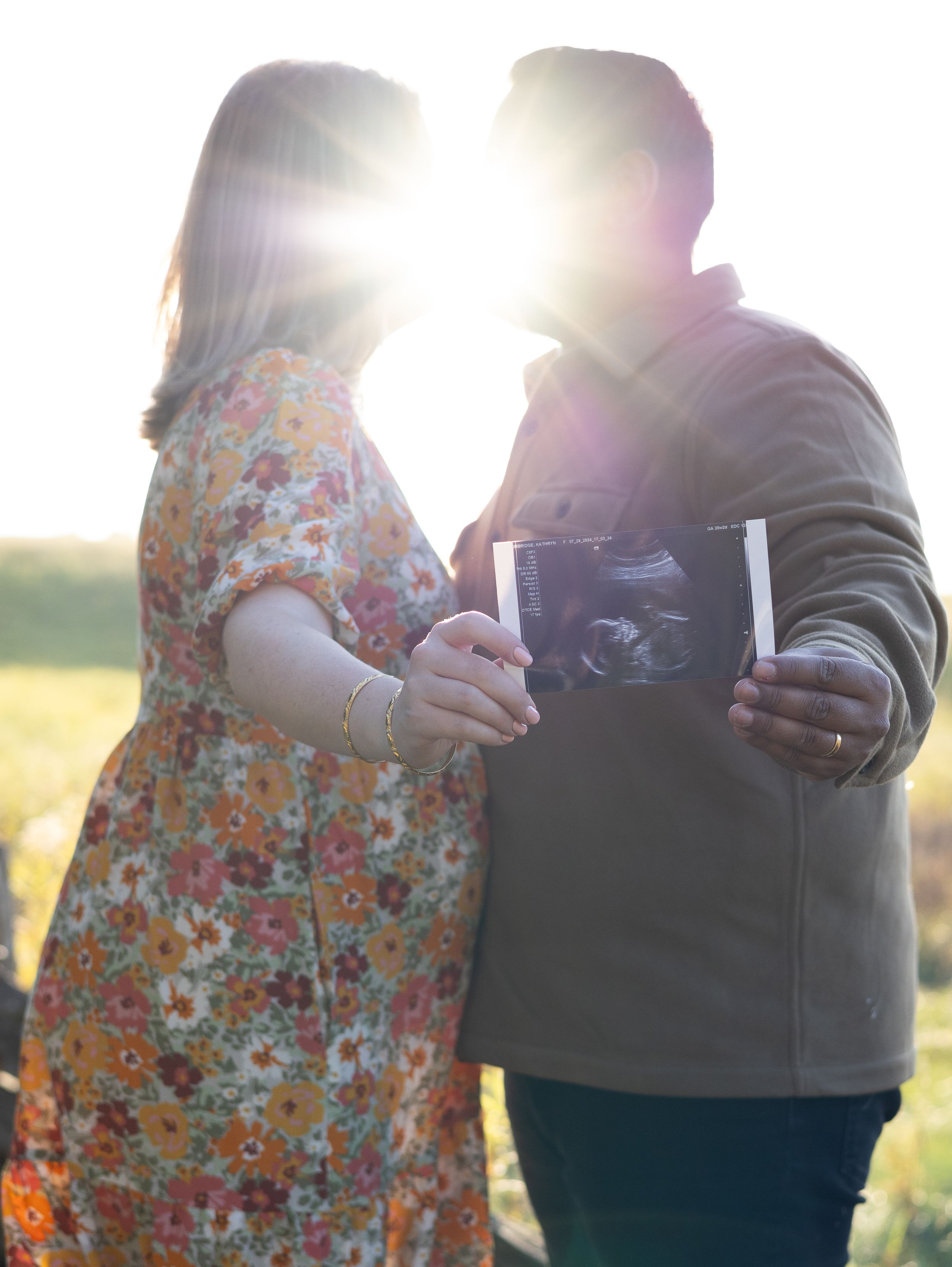 Toronto maternity photographer. Halton hills maternity photos. Oakville maternity session.