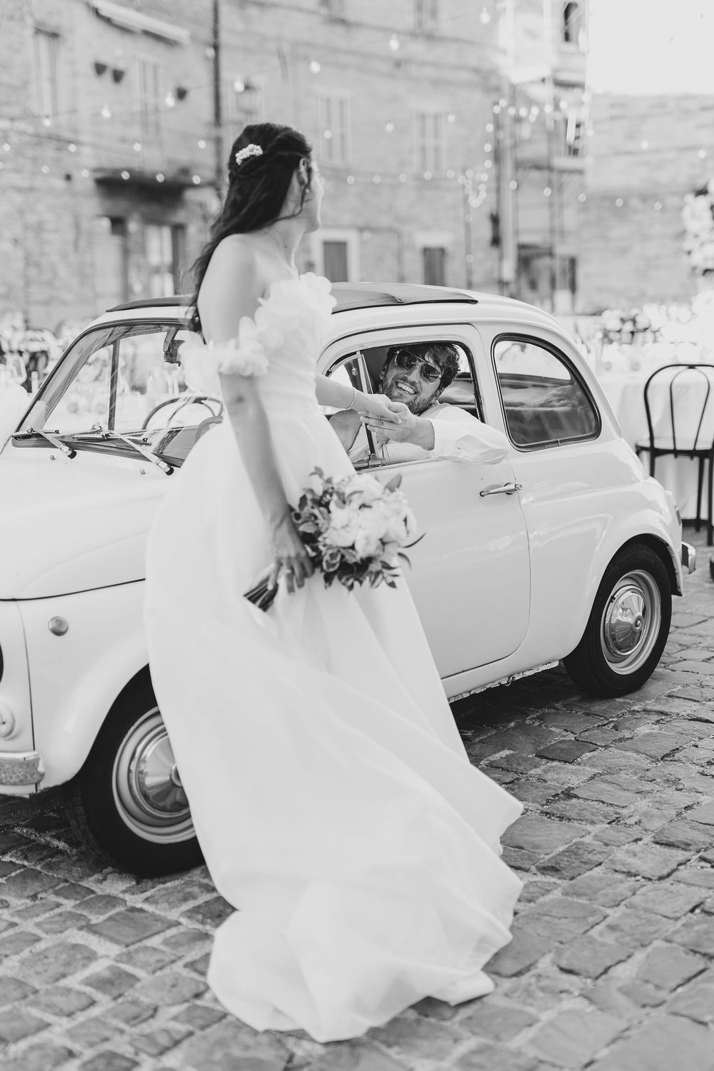 bride and groom at the piazza of Petritoli in an old Fiat 500
