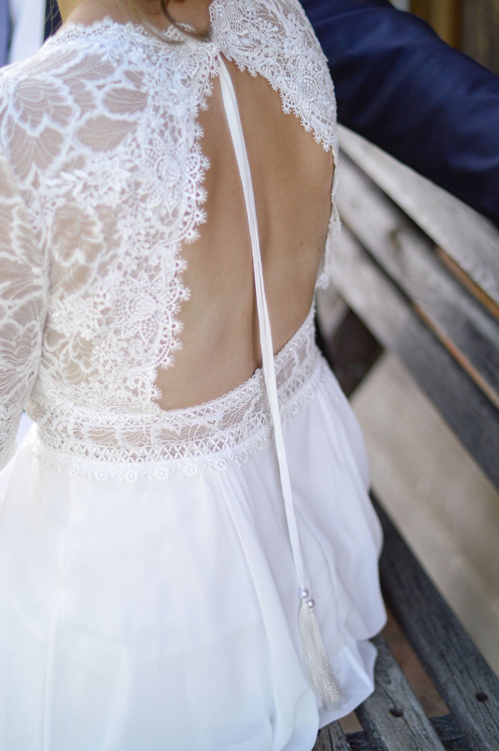 Rückendetails eines Brautkleides.