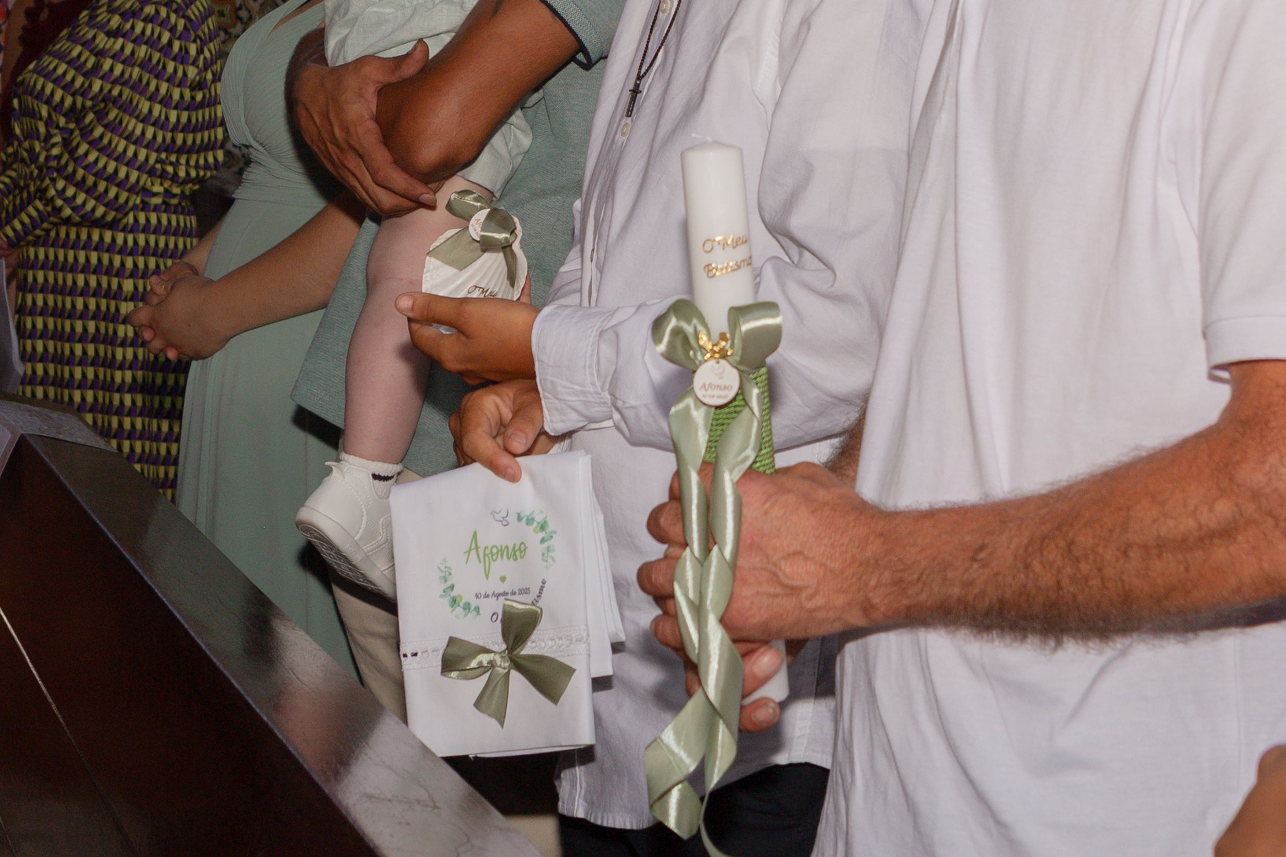 Fotografia de batismo em igreja, momento da bênção
Fotógrafa de batismo a captar cerimónia religiosa
Batismo infantil com família na igreja
