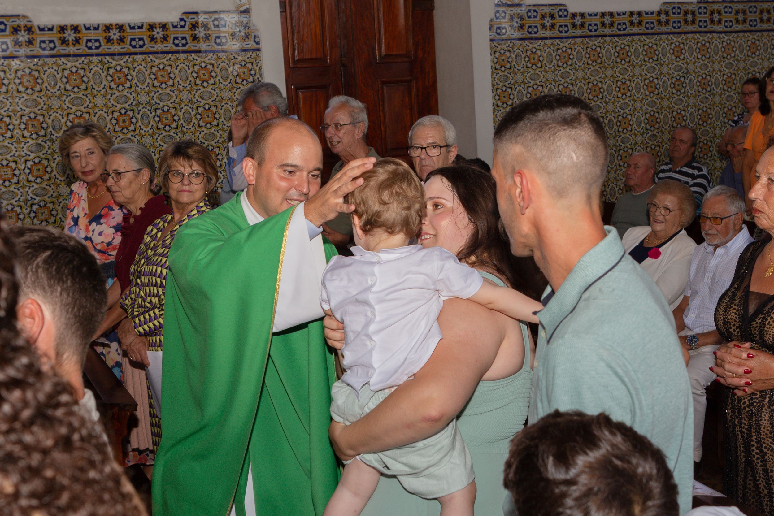 Fotografia de batismo em igreja, momento da bênção
Fotógrafa de batismo a captar cerimónia religiosa
Batismo infantil com família na igreja